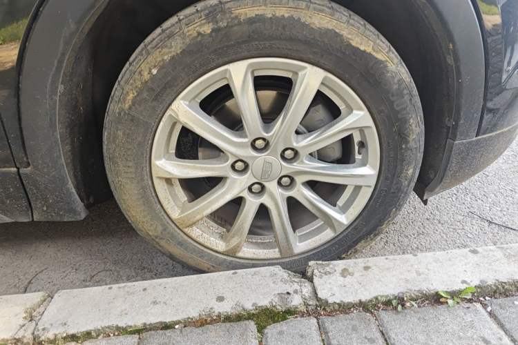 Used Cadillac XT4 2022 28T Two-Wheel Drive Fashion Edition Right Front Wheel Hub