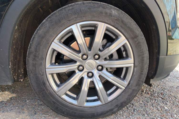 Used Cadillac XT4 2022 28T Two-Wheel-Drive Luxury Version Right Front Wheel Hub
