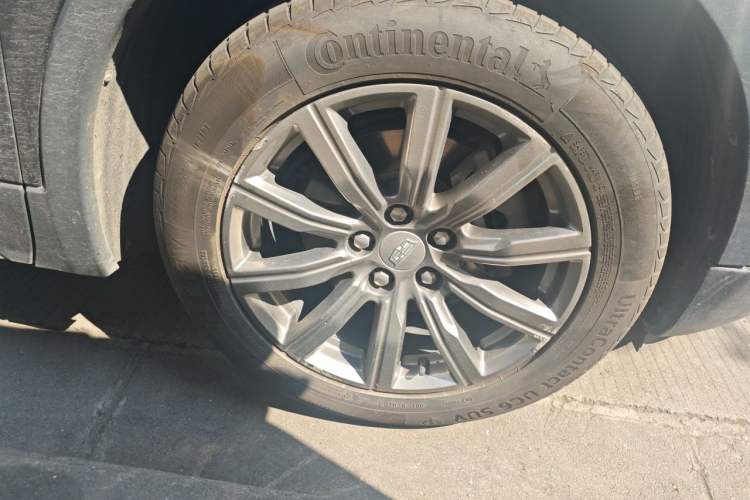 Used Cadillac XT4 2022 28T Two-Wheel-Drive Luxury Version Right Front Wheel Hub