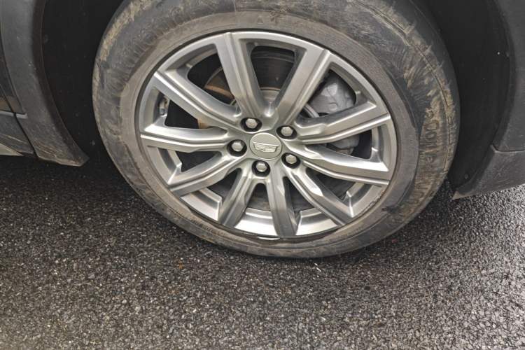 Used Cadillac XT4 2022 28T Two-Wheel-Drive Luxury Version Right Front Wheel Hub