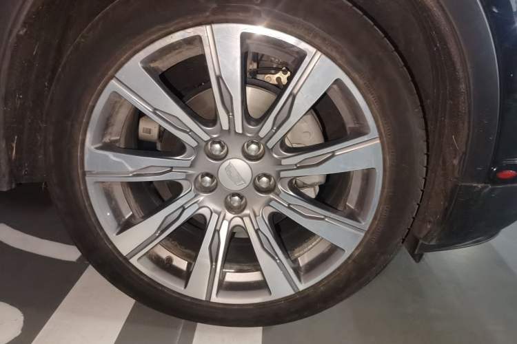 Used Cadillac XT4 2022 28T Four-Wheel Drive Prestige Version Right Front Wheel Hub