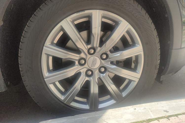 Used Cadillac XT4 2022 28T Two-Wheel Drive Prestige Version Right Front Wheel Hub