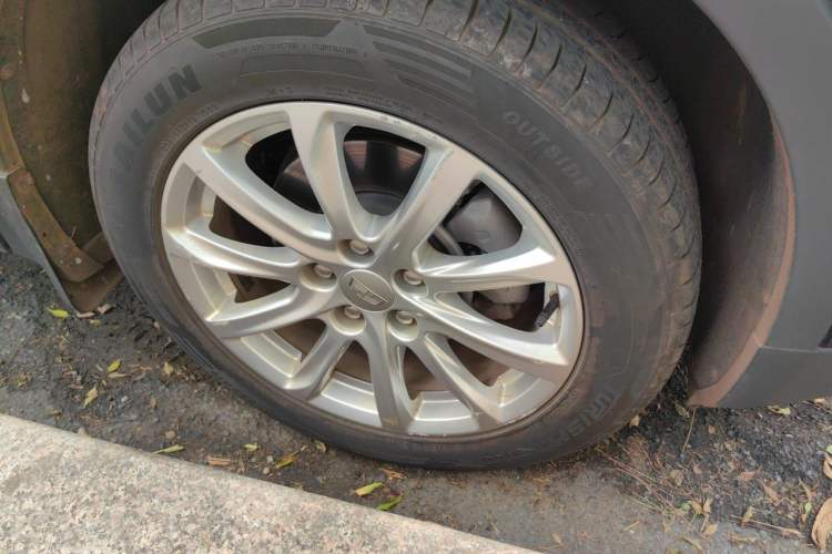 Used Cadillac XT4 2022 28T Two-Wheel Drive Fashion Edition Right Front Wheel Hub