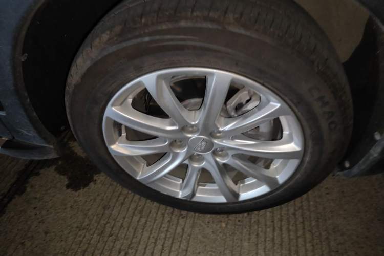Used Cadillac XT4 2022 28T Two-Wheel Drive Fashion Edition Right Front Wheel Hub