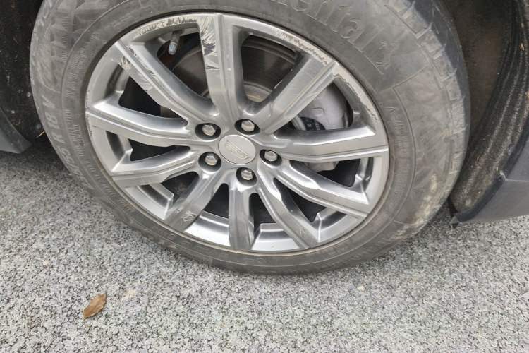 Used Cadillac XT4 2022 28T Two-Wheel Drive Prestige Version Right Front Wheel Hub