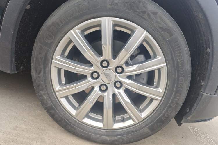 Used Cadillac XT4 2022 28T Two-Wheel-Drive Luxury Version Right Front Wheel Hub
