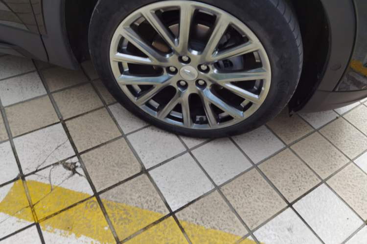 Used Cadillac XT4 2022 28T Four-Wheel Drive Platinum Edition Right Front Wheel Hub