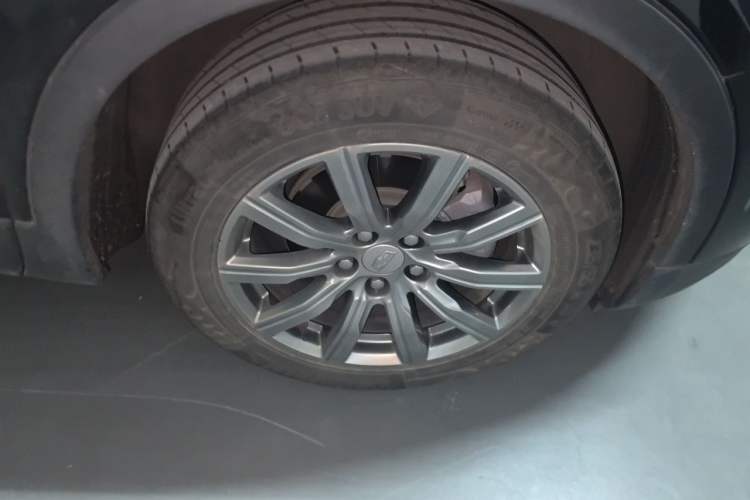Used Cadillac XT4 2022 28T Two-Wheel-Drive Luxury Version Right Front Wheel Hub