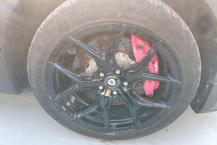 Used Cadillac XT4 2022 28T Two-Wheel-Drive Luxury Version Right Front Wheel Hub