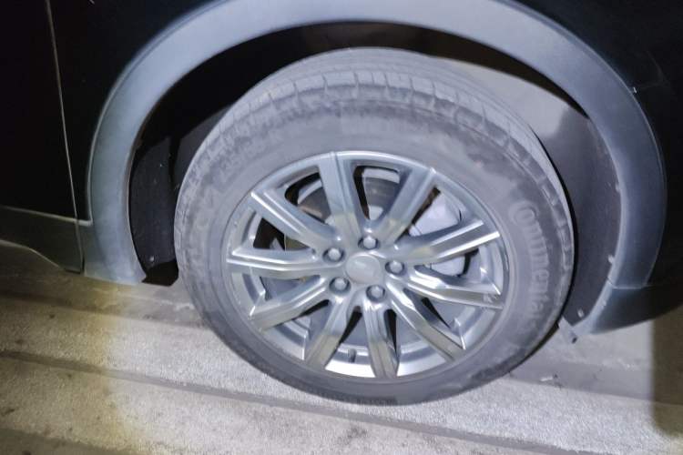 Used Cadillac XT4 2022 28T Two-Wheel Drive Prestige Version Right Front Wheel Hub