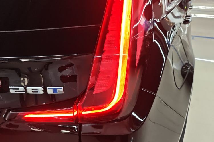 Used Cadillac XT4 2022 28T Two-Wheel-Drive Luxury Version Right Rear Taillight