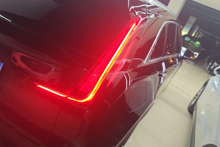 Used Cadillac XT4 2022 28T Two-Wheel Drive Prestige Version Right Rear Taillight