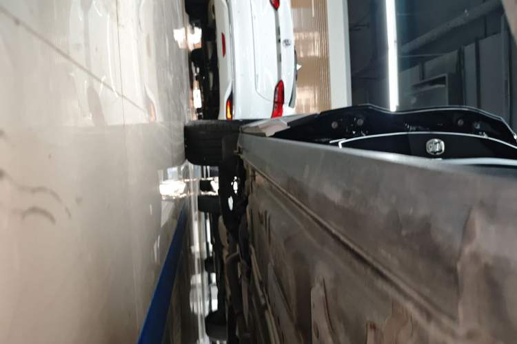 Used Cadillac XT4 2022 28T Two-Wheel-Drive Luxury Version Right Side Sill