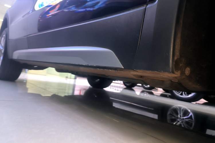 Used Cadillac XT4 2022 28T Two-Wheel-Drive Luxury Version Right Side Sill