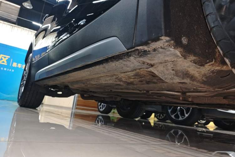Used Cadillac XT4 2022 28T Two-Wheel Drive Prestige Version Right Side Sill