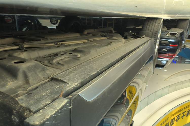 Used Cadillac XT4 2022 28T Two-Wheel-Drive Luxury Version Right Side Sill