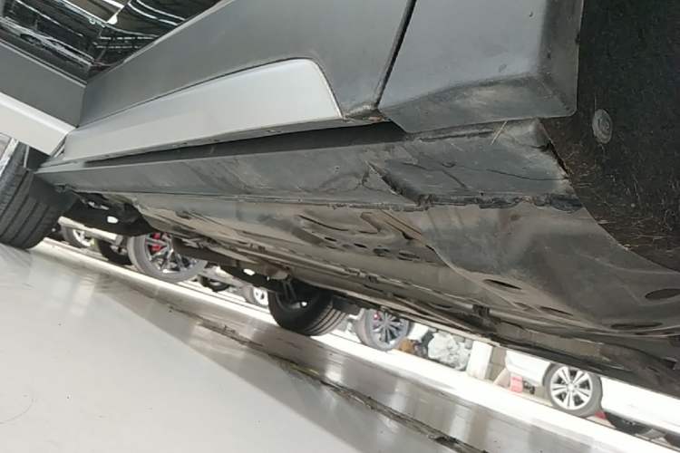 Used Cadillac XT4 2022 28T Two-Wheel-Drive Luxury Version Right Side Sill