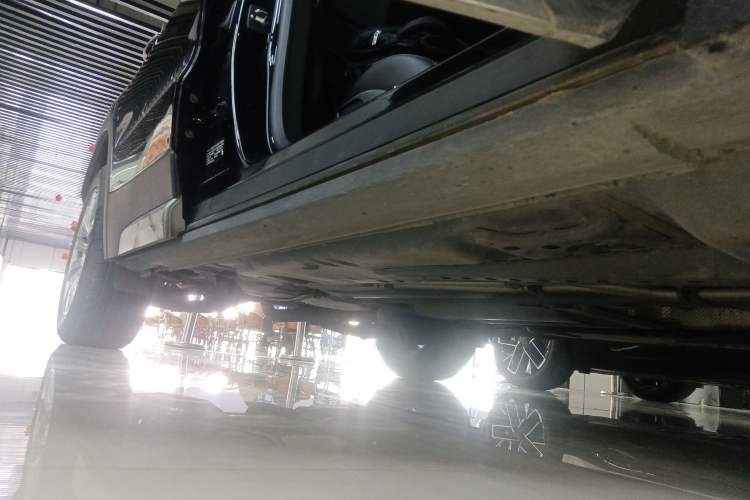Used Cadillac XT4 2022 28T Two-Wheel-Drive Luxury Version Right Side Sill