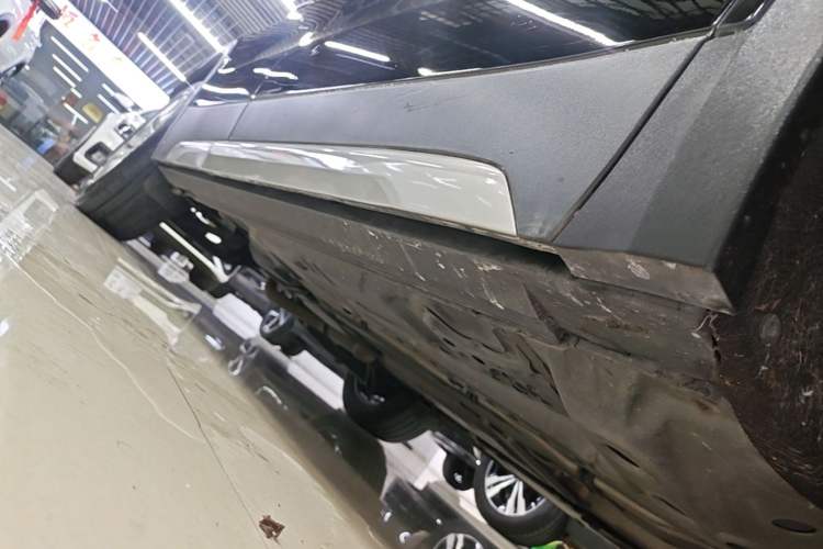 Used Cadillac XT4 2022 28T Two-Wheel-Drive Luxury Version Right Side Sill