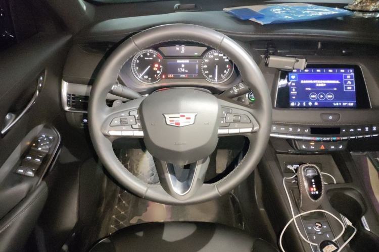 Used Cadillac XT4 2022 28T Two-Wheel-Drive Luxury Version Steering Wheel