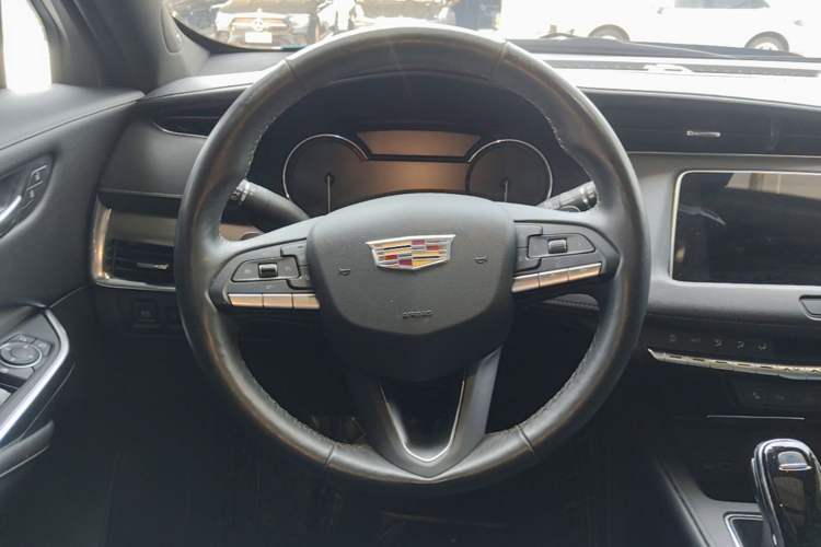 Used Cadillac XT4 2022 28T Two-Wheel-Drive Luxury Version Steering Wheel