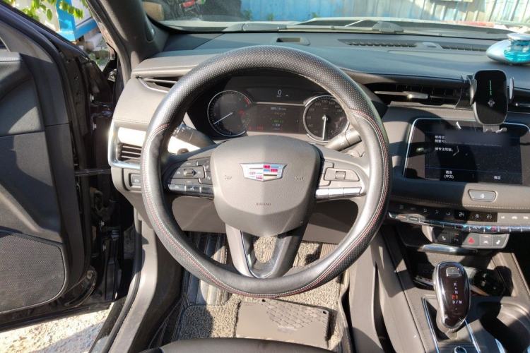 Used Cadillac XT4 2022 28T Two-Wheel-Drive Luxury Version Steering Wheel