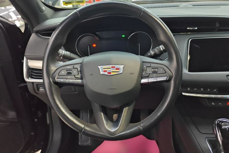 Used Cadillac XT4 2022 28T Two-Wheel-Drive Luxury Version Steering Wheel
