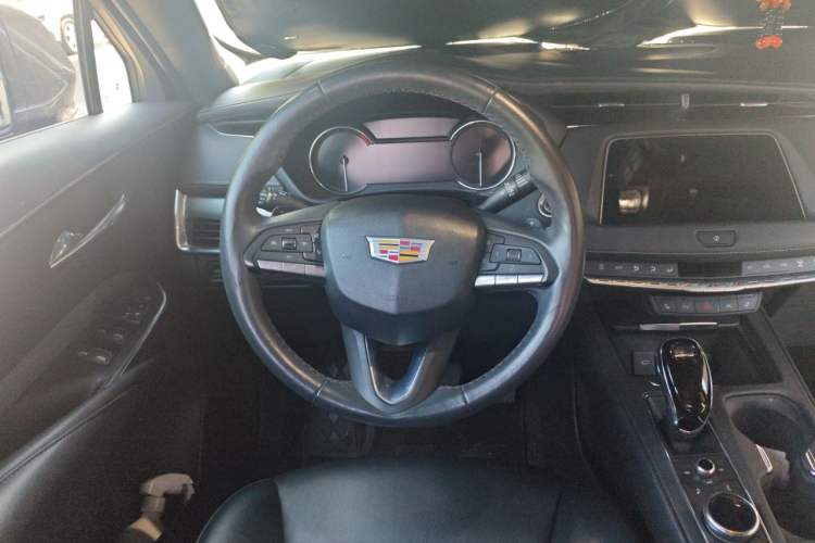 Used Cadillac XT4 2022 28T Two-Wheel-Drive Luxury Version Steering Wheel