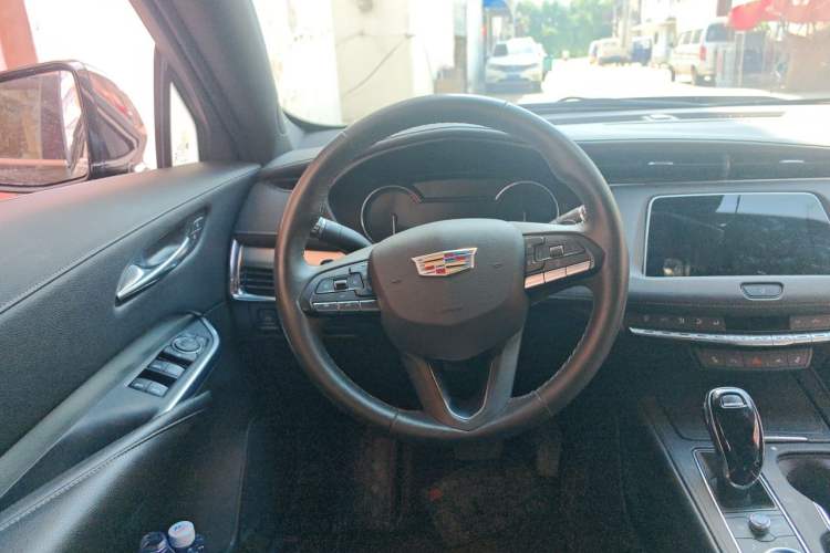Used Cadillac XT4 2022 28T Two-Wheel Drive Prestige Version Steering Wheel
