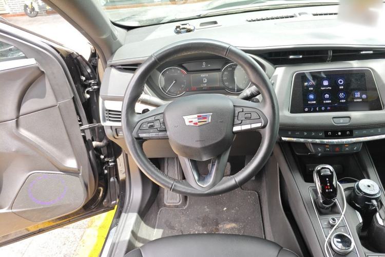 Used Cadillac XT4 2022 28T Two-Wheel-Drive Luxury Version Steering Wheel
