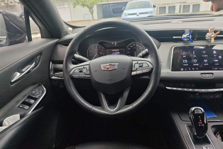Used Cadillac XT4 2022 28T Two-Wheel-Drive Luxury Version Steering Wheel