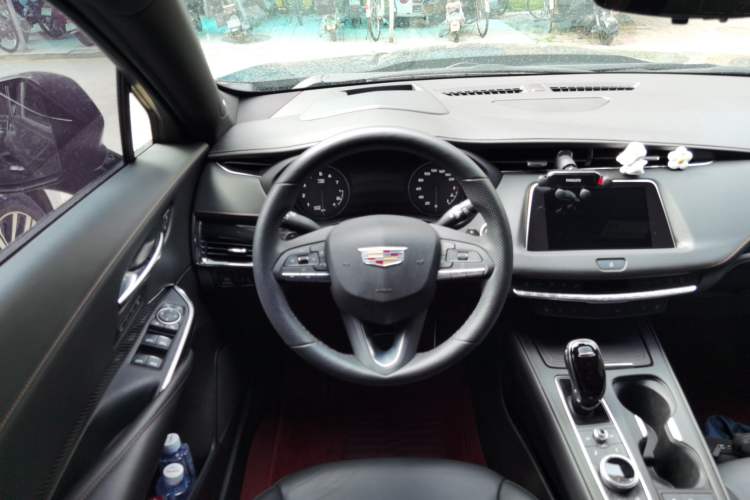 Used Cadillac XT4 2022 28T Four-Wheel Drive Platinum Edition Steering Wheel