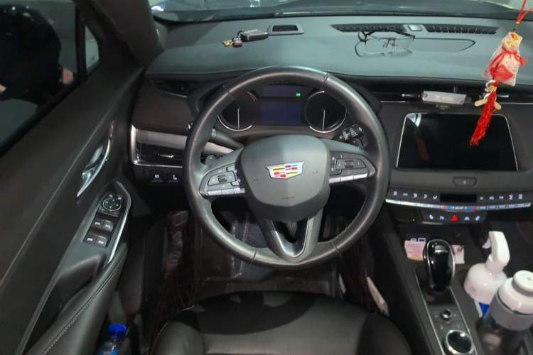 Used Cadillac XT4 2022 28T Two-Wheel-Drive Luxury Version Steering Wheel