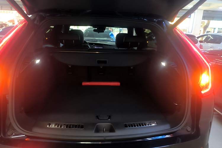 Used Cadillac XT4 2022 28T Two-Wheel-Drive Luxury Version Trunk