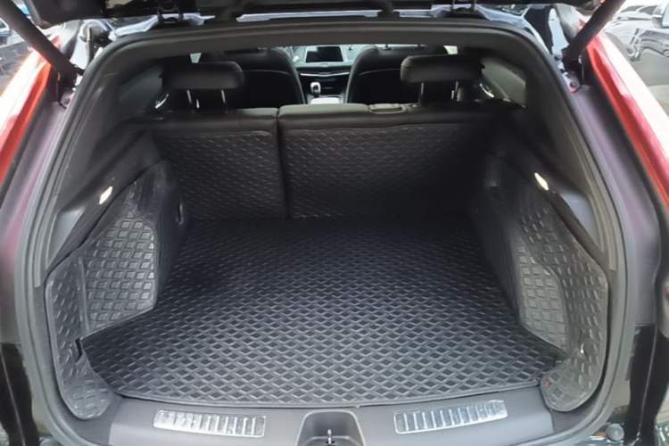 Used Cadillac XT4 2022 28T Two-Wheel-Drive Luxury Version Trunk