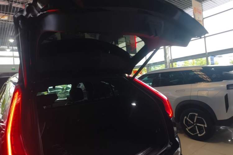 Used Cadillac XT4 2022 28T Two-Wheel Drive Prestige Version Trunk