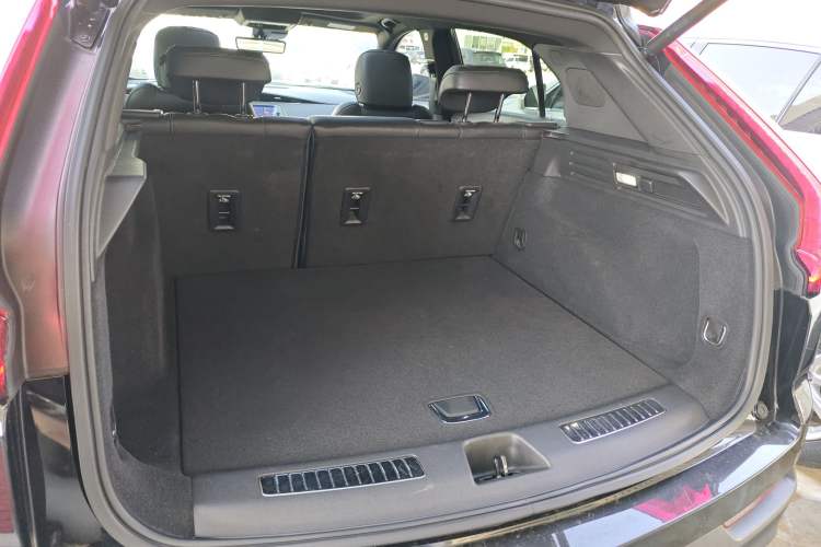 Used Cadillac XT4 2022 28T Two-Wheel-Drive Luxury Version Trunk