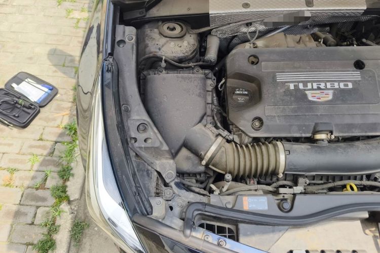 Used Cadillac XT4 2022 28T Two-Wheel Drive Prestige Version Engine Bay Right