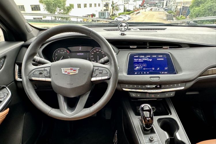 Used Cadillac XT4 2022 28T Two-Wheel-Drive Luxury Version Interior 2