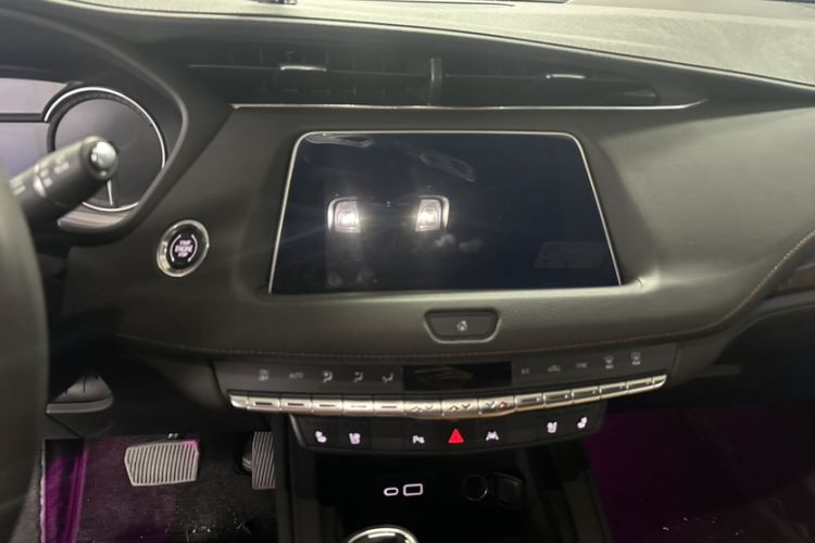 Used Cadillac XT4 2022 28T Two-Wheel-Drive Luxury Version Interior 3