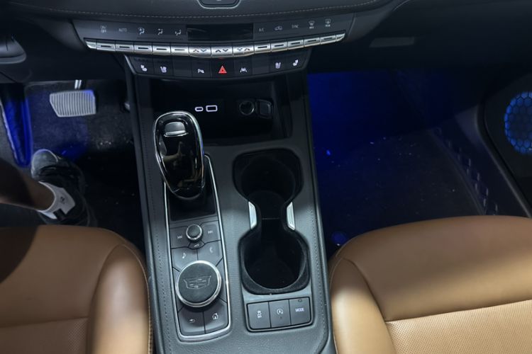 Used Cadillac XT4 2022 28T Two-Wheel-Drive Luxury Version Interior 4