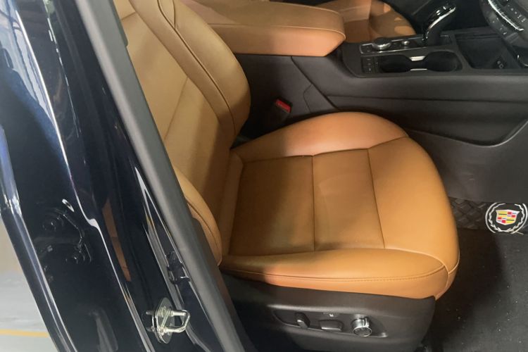 Used Cadillac XT4 2022 28T Two-Wheel-Drive Luxury Version Right Front Seat