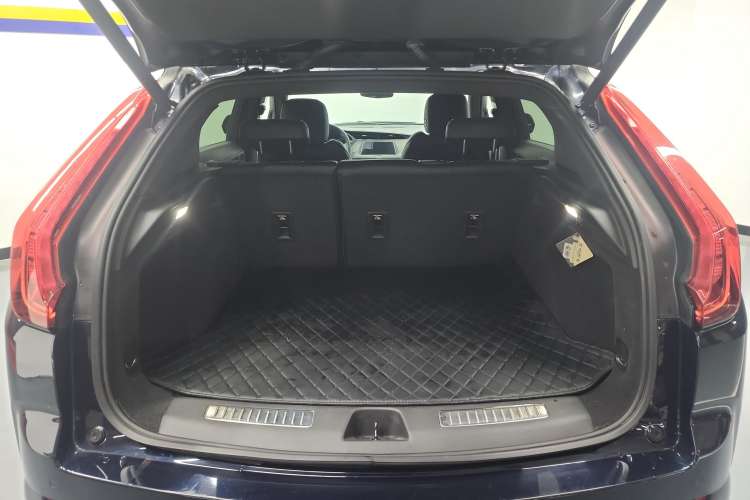 Used Cadillac XT4 2022 28T Two-Wheel-Drive Luxury Version Trunk