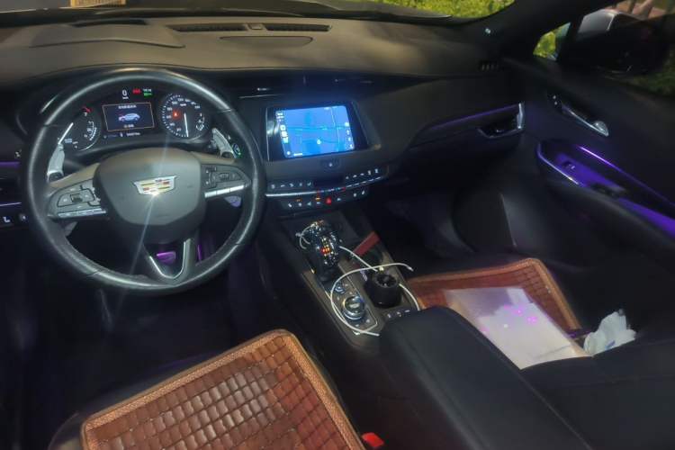 Used Cadillac XT4 2022 28T Four-Wheel Drive Platinum Edition Center Console
