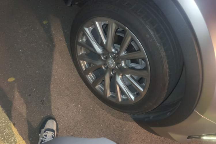 Used Cadillac XT4 2022 28T Four-Wheel Drive Platinum Edition Right Front Wheel Hub