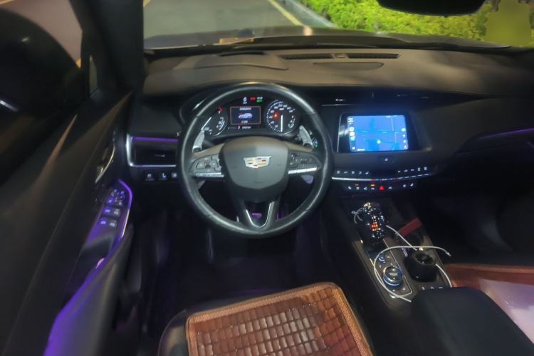 Used Cadillac XT4 2022 28T Four-Wheel Drive Platinum Edition Steering Wheel