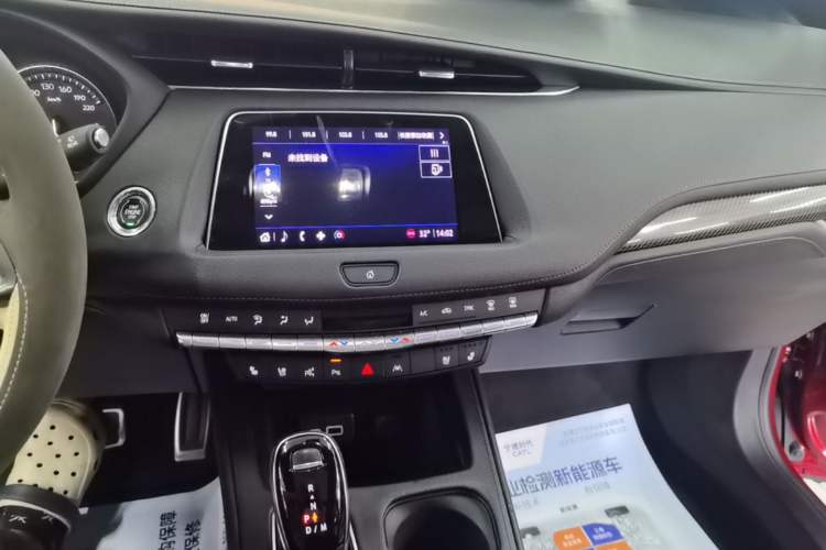 Used Cadillac XT4 2022 28T Four-Wheel Drive Platinum Edition Audio And AC Panel