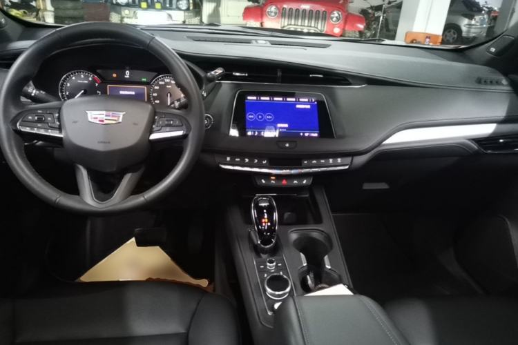 Used Cadillac XT4 2022 28T Two-Wheel-Drive Luxury Version Center Console