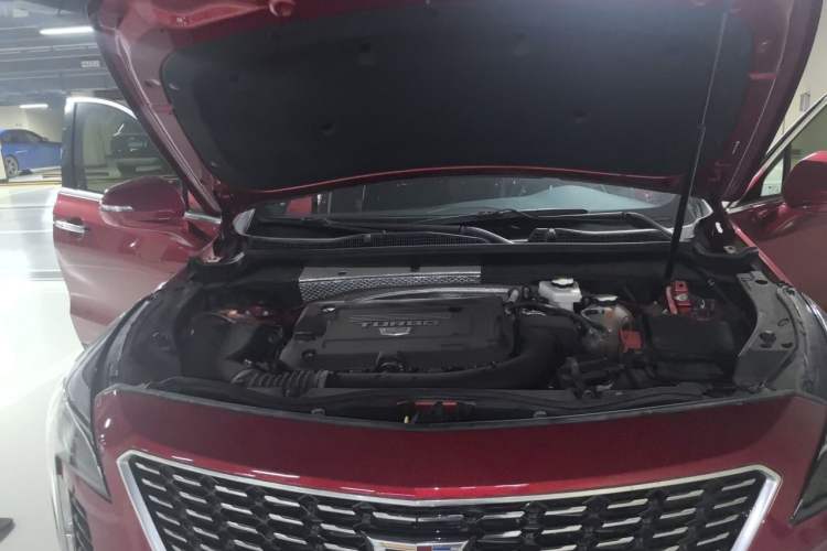 Used Cadillac XT4 2022 28T Two-Wheel-Drive Luxury Version Engine Bay Right