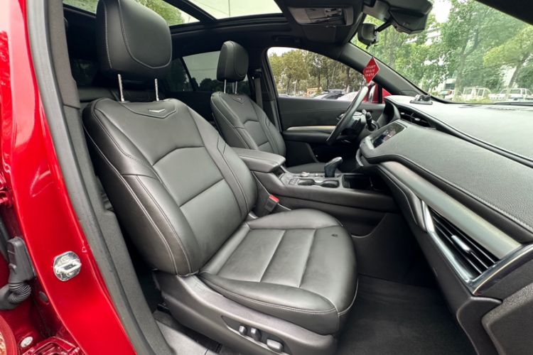 Used Cadillac XT4 2022 28T Two-Wheel-Drive Luxury Version Interior 10